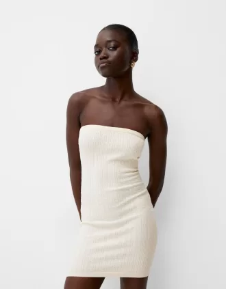 Flätad off-shoulder miniklänning