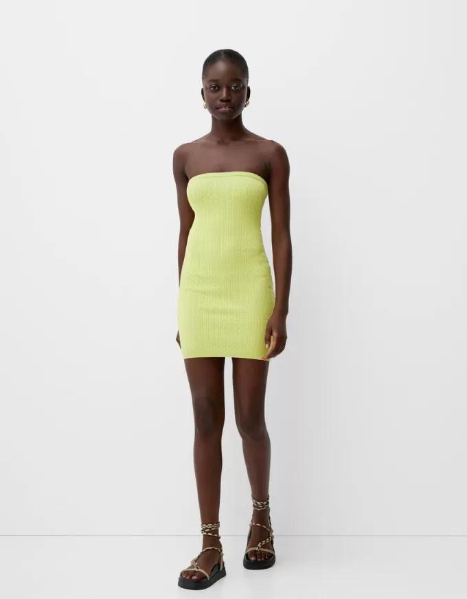 Flätad off-shoulder miniklänning