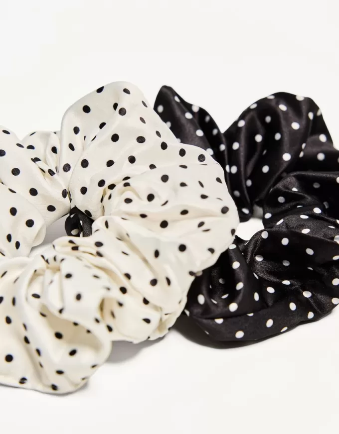 Förpackning med 2 scrunchies Förpackning med 2 scrunchies