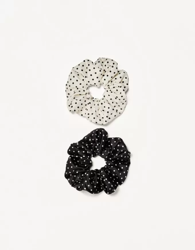 Förpackning med 2 scrunchies Förpackning med 2 scrunchies