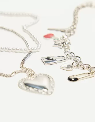 Förpackning med 3 hängande halsband