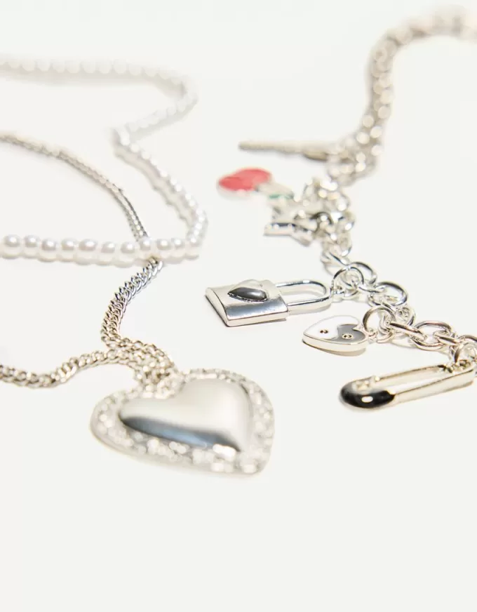 Förpackning med 3 hängande halsband Förpackning med 3 hängande halsband