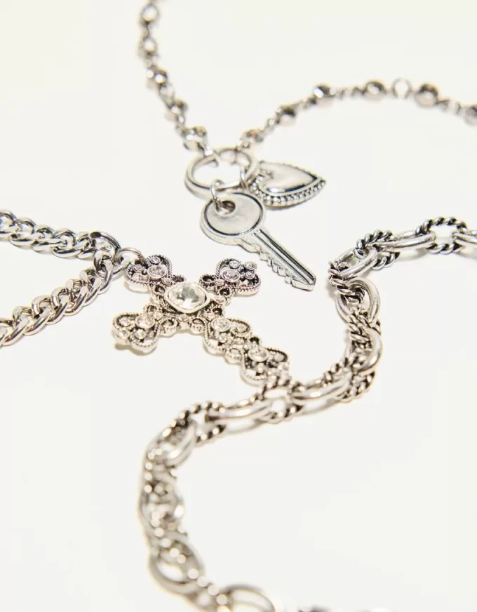 Förpackning med 3 hängande halsband Förpackning med 3 hängande halsband