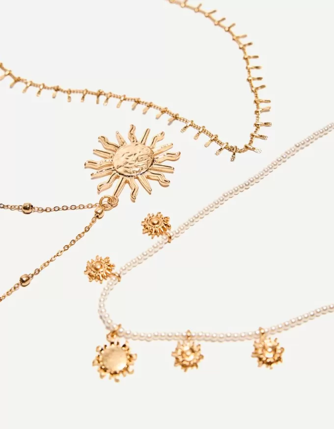 Förpackning med 3 hängande halsband Förpackning med 3 hängande halsband