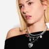 Förpackning med 3 hängande halsband Förpackning med 3 hängande halsband