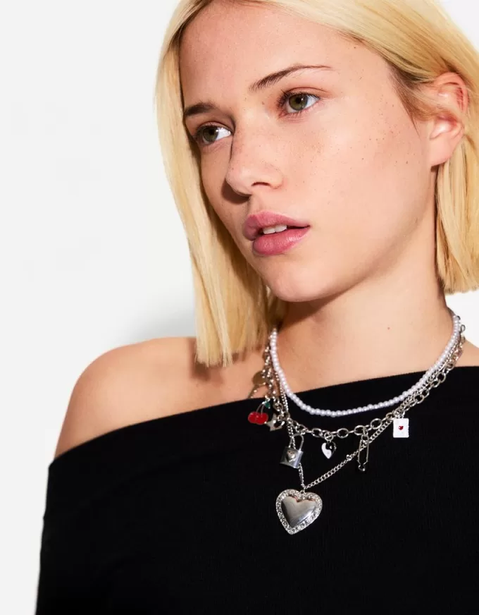 Förpackning med 3 hängande halsband Förpackning med 3 hängande halsband
