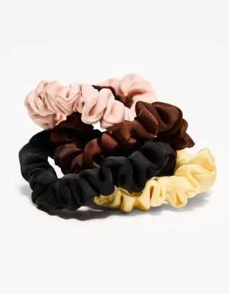 Förpackning med 4 scrunchies Förpackning med 4 scrunchies