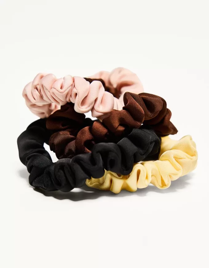 Förpackning med 4 scrunchies Förpackning med 4 scrunchies