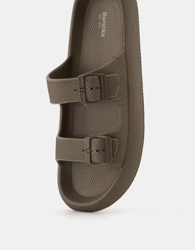 Gummerade sandaler för män med spännen Gummerade sandaler för män med spännen