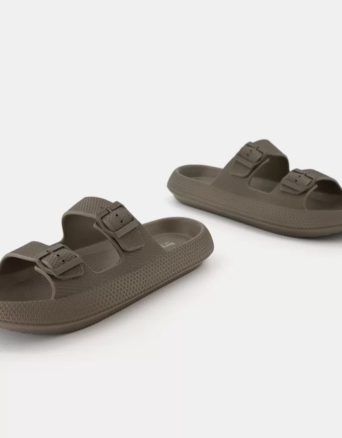 Gummerade sandaler för män med spännen Gummerade sandaler för män med spännen