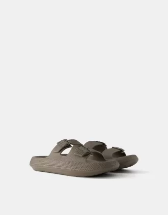 Gummerade sandaler för män med spännen