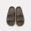 Gummerade sandaler för män med spännen Gummerade sandaler för män med spännen