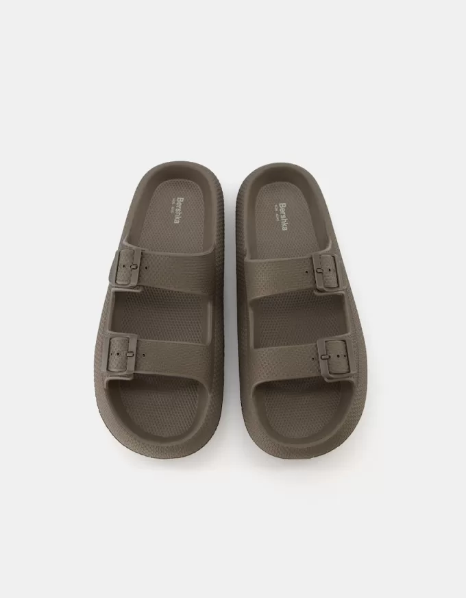 Gummerade sandaler för män med spännen Gummerade sandaler för män med spännen