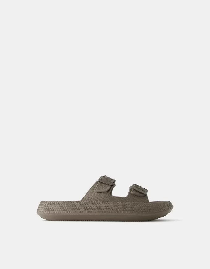 Gummerade sandaler för män med spännen Gummerade sandaler för män med spännen