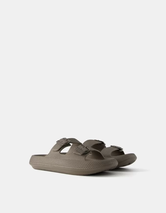 Gummerade sandaler för män med spännen Gummerade sandaler för män med spännen