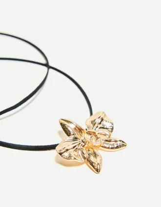 Halsband med blomsterhänge Halsband med blomsterhänge