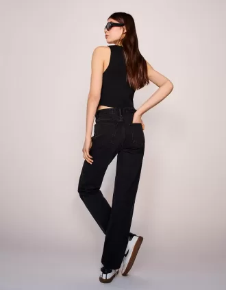 Höga mom-jeans med avslappnad passform