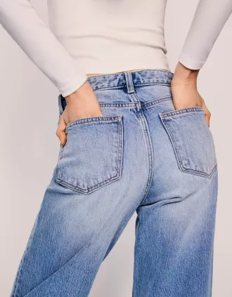 Höga mom-jeans med avslappnad passform