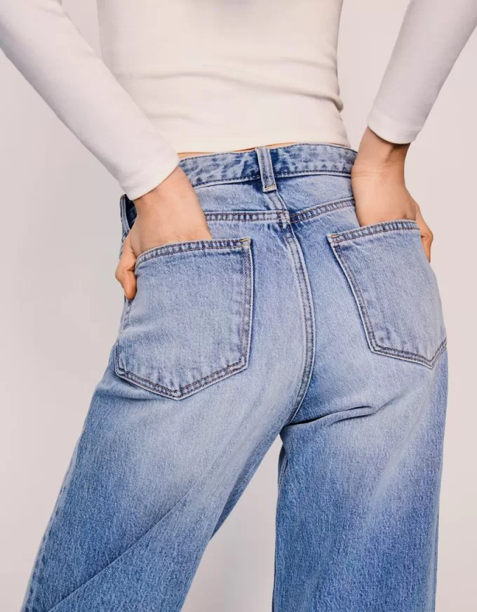 Höga mom-jeans med avslappnad passform Höga mom-jeans med avslappnad passform