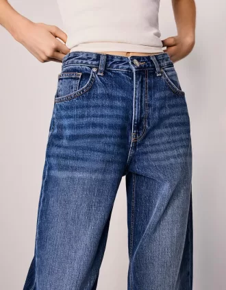 Höga mom-jeans med avslappnad passform