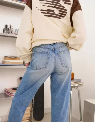 Höga mom-jeans med avslappnad passform