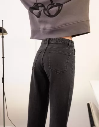 Höga mom-jeans med avslappnad passform