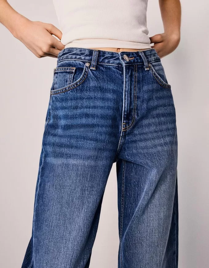 Höga mom-jeans med avslappnad passform Höga mom-jeans med avslappnad passform
