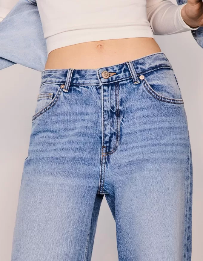 Höga mom-jeans med avslappnad passform Höga mom-jeans med avslappnad passform