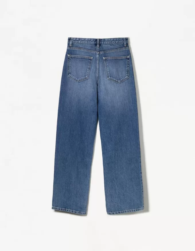 Höga mom-jeans med avslappnad passform