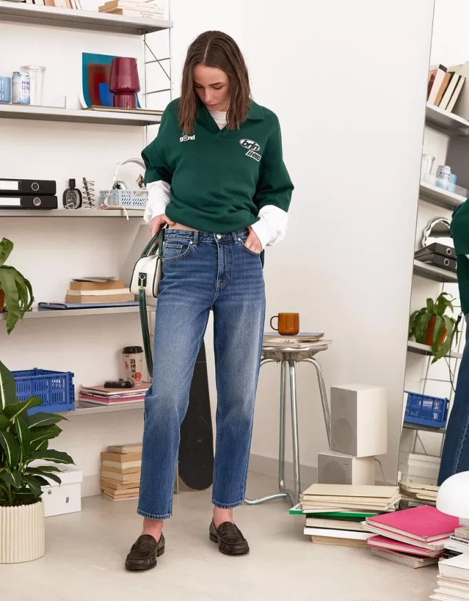 Höga mom-jeans med avslappnad passform