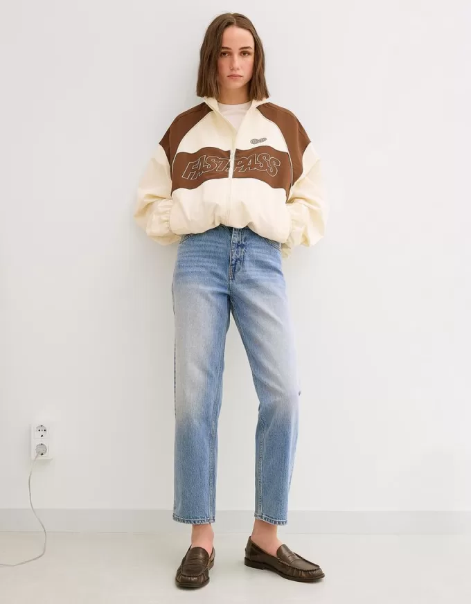 Höga mom-jeans med avslappnad passform Höga mom-jeans med avslappnad passform