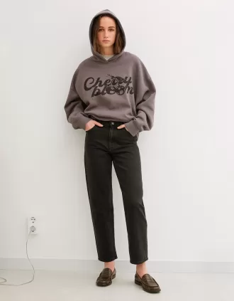 Höga mom-jeans med avslappnad passform