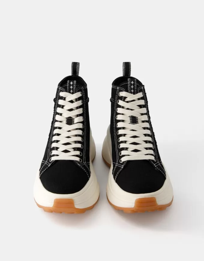 Höga sneakers med tjock sula Höga sneakers med tjock sula