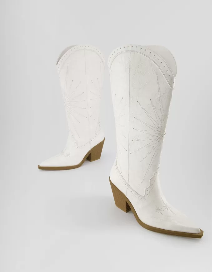 Högklackade cowboystövlar med dubbdetaljer
