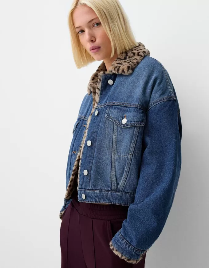 Jeansjacka med djurtryck i fuskpälskrage Jeansjacka med djurtryck i fuskpälskrage