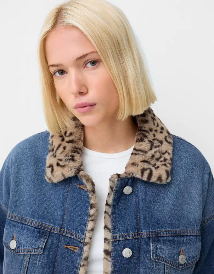 Jeansjacka med djurtryck i fuskpälskrage Jeansjacka med djurtryck i fuskpälskrage