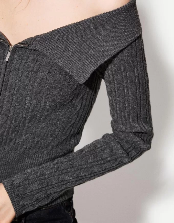 Kabelstickad Bardot cardigan med dragkedja Kabelstickad Bardot cardigan med dragkedja
