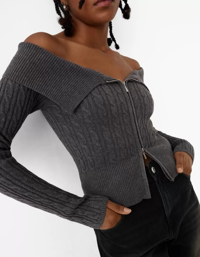 Kabelstickad Bardot cardigan med dragkedja Kabelstickad Bardot cardigan med dragkedja