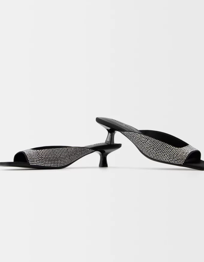 Klackade mulesandaler med strassdetaljer Klackade mulesandaler med strassdetaljer