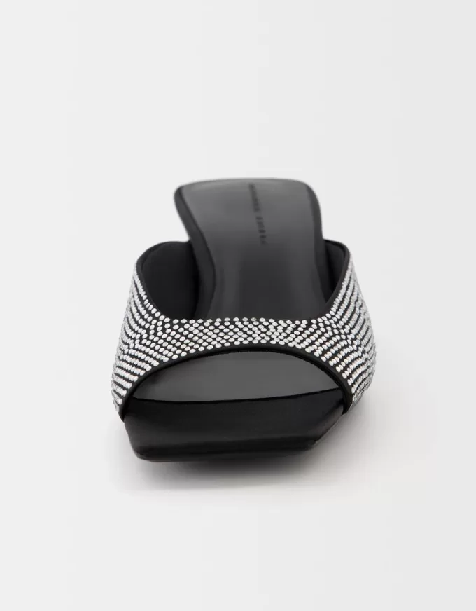 Klackade mulesandaler med strassdetaljer Klackade mulesandaler med strassdetaljer