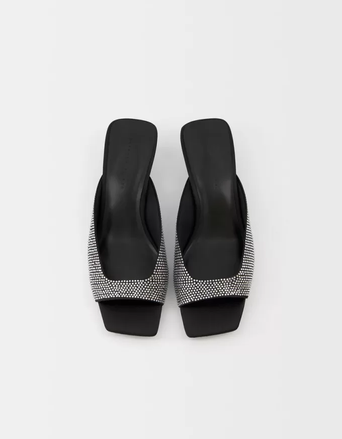 Klackade mulesandaler med strassdetaljer Klackade mulesandaler med strassdetaljer
