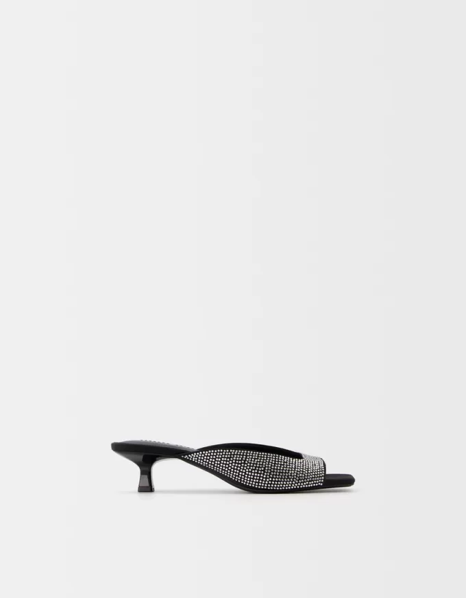Klackade mulesandaler med strassdetaljer Klackade mulesandaler med strassdetaljer
