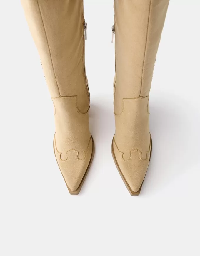 Knähöga cowboystövlar med hög klack Knähöga cowboystövlar med hög klack
