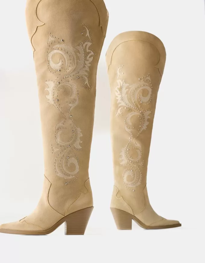 Knähöga cowboystövlar med hög klack Knähöga cowboystövlar med hög klack