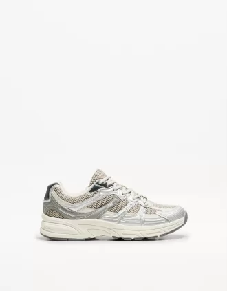 Kontrasterande sneakers