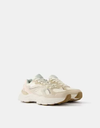 Kontrasterande sneakers med meshdetalj
