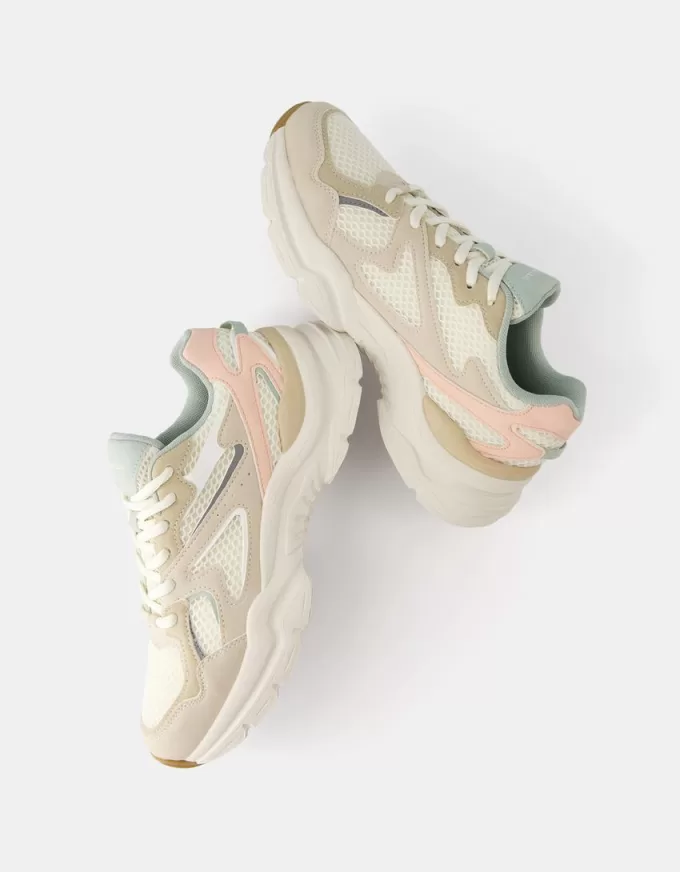 Kontrasterande sneakers med meshdetalj Kontrasterande sneakers med meshdetalj