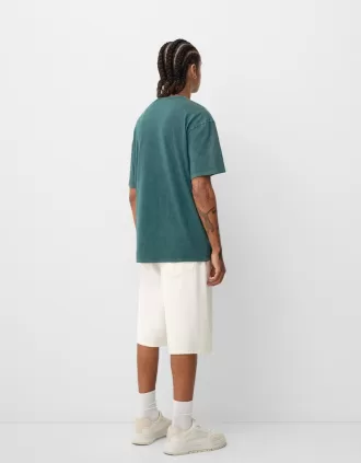 Kortärmad T-shirt med blekt effekt med tryck