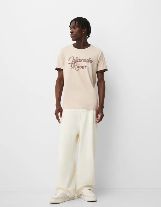 Kortärmad T-shirt med kontrasterande ribbad kant Kortärmad T-shirt med kontrasterande ribbad kant