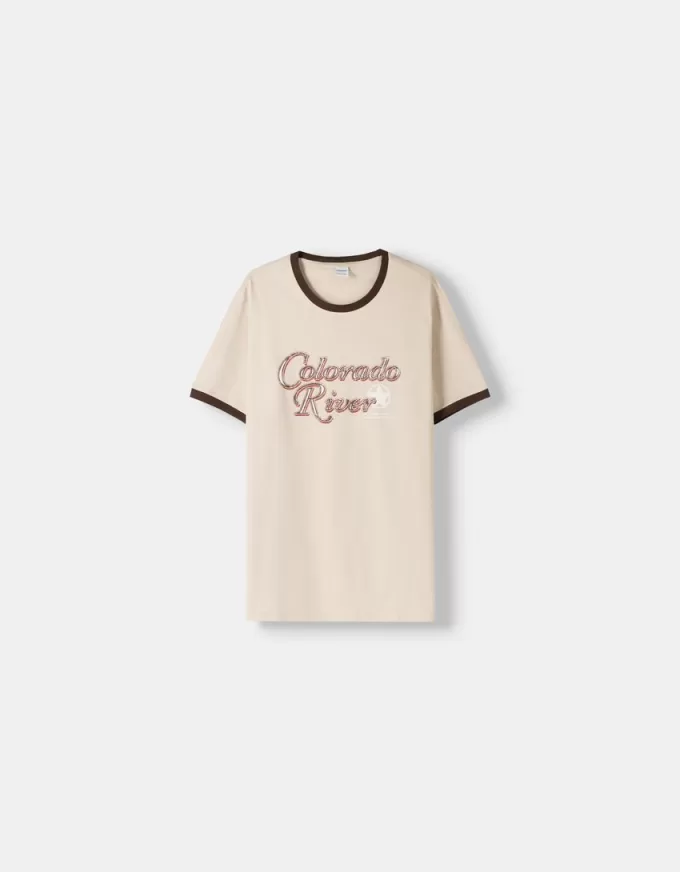 Kortärmad T-shirt med kontrasterande ribbad kant Kortärmad T-shirt med kontrasterande ribbad kant